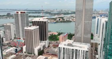 Atlantik Okyanusu 'ndaki liman ve yolcu gemileriyle Miami' nin şehir merkezindeki gökdelenlerin yukarıdan görünüşü..