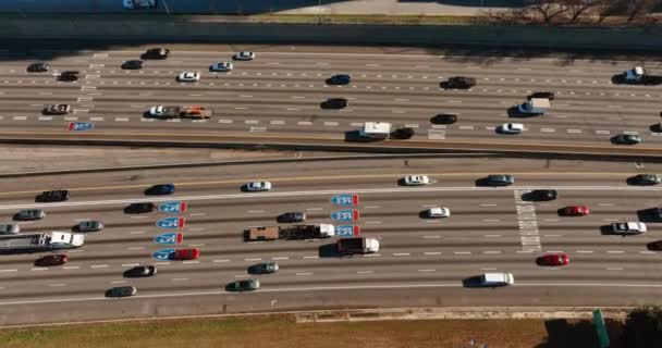 85号州际公路75号州际公路位于乔治亚州亚特兰大空中俯瞰着在路上行驶的汽车 交通繁忙的宽阔的多车道公路 — 图库视频影像
