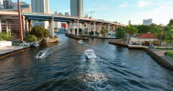 迈阿密的一条河 在市中心的船尾上有摩天大楼 空中观察 无人跟踪船 秋天落日时分的佛罗里达州 — 图库视频影像