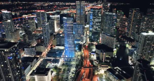 Miami Florida Belvárosának Légi Éjszakai Tájképe Éjszakai Város Fényekkel Felhőkarcolókkal — Stock videók
