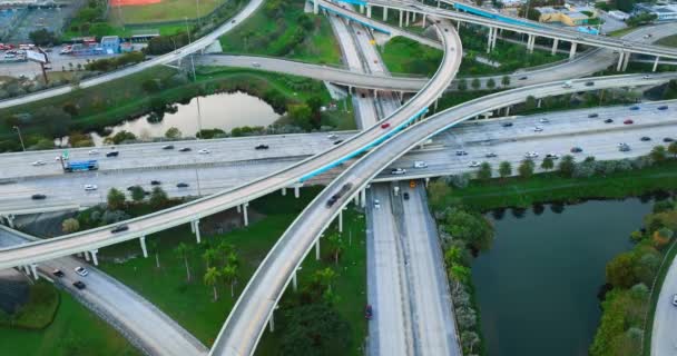 Вид Воздуха Вечернее Многоуровневое Соединение Дорог Мостами Пересечение Автомагистралей Майами — стоковое видео