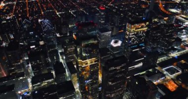 Parlayan ışıkları ve gece aydınlığı olan uzun cam gökdelenler. Philadelphia 'nın gece sokakları, ofisleri olan modern mimari. İş merkezi. Hava Aracı Görünümü