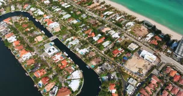 Costa Miami Praia Com Casas Particulares Com Piscinas Vista Aérea — Vídeo de Stock
