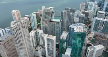 Okyanusun körfezine bakan çatı yüzme havuzlu modern gökdelenlerin en üst görüntüsü. Miami Florida şehir merkezi..