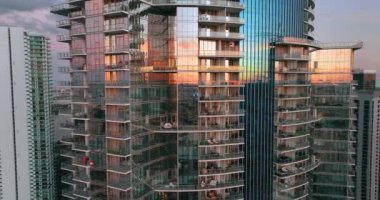 Gün batımının yansıması olan gökdelen bir binanın cam cepheleri. Miami Florida şehir merkezi. Hava görüntüsü. Soyut modern iş mimarisi.