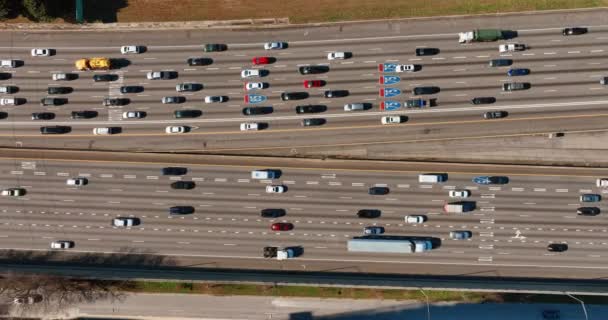 快速密集的公路交通和不同类型的交通 亚特兰大佐治亚州空中俯瞰 无人驾驶飞机在繁忙的85号州际公路上方飞越市中心 — 图库视频影像