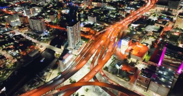 佛罗里达州迈阿密市的空中高速公路和街道 夜间驾驶着快速驾驶的汽车和卡车 从夜空中明亮的灯光下观看 有船的河流 — 图库视频影像