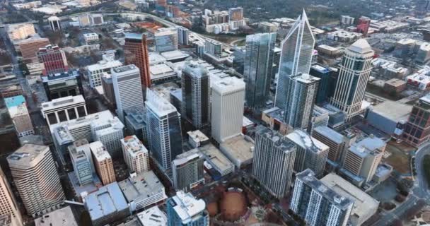 シャーロット ノースカロライナ アメリカ 1月2024 通りや高層ビルを持つシャーロットのダウンタウンの冬の空中ビュー — ストック動画