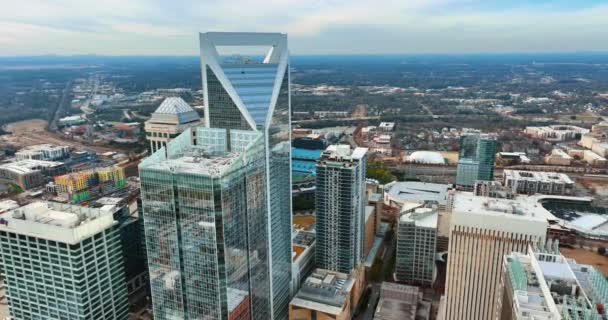 美国北卡罗莱纳州夏洛特 2024年1月5日 夏洛特市中心的空中景观 现代美国中城的玻璃和钢铁摩天大楼 — 图库视频影像