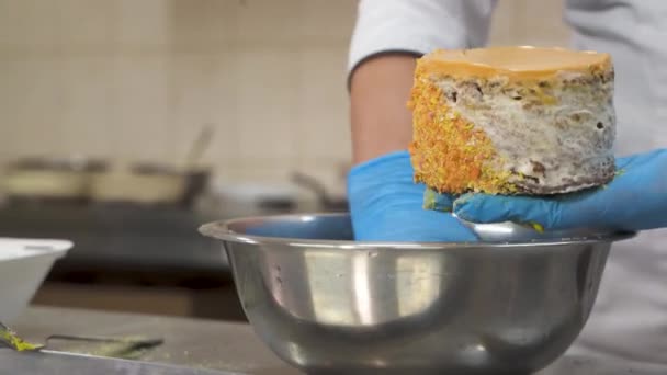Femeie Bucătar Șef Decorare Tort Confetti Close Bucătar Profesionist Mănuși — Videoclip de stoc