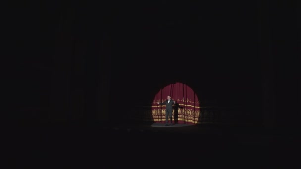 Une Grande Salle Sombre Avec Une Scène Éclairée Par Soffit — Video