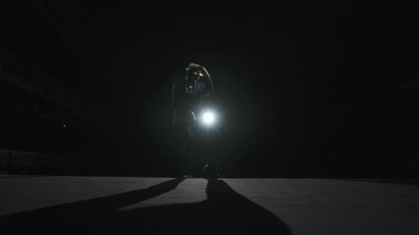Homem Adulto Terno Dança Estágio Escuro Teatro Brilho Holofote Silhueta — Vídeo de Stock