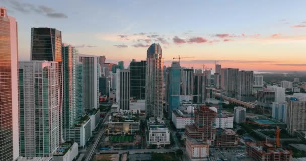 Vista Aérea Ciudad Nocturna Con Rascacielos Edificios Urbanos Contra Cielo — Vídeo de stock