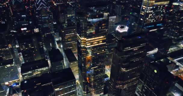 Ουρανοξύστες Μεγάλες Γυάλινες Προσόψεις Και Φώτα Καθιέρωση Aerial View Shot — Αρχείο Βίντεο