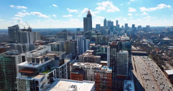 アトランタ ジョージア アメリカ 1月02 2024 空に向かってダウンタウンの近代的な建物を撮影しました 都市の高層ビルの上にドローン インターステート — ストック動画
