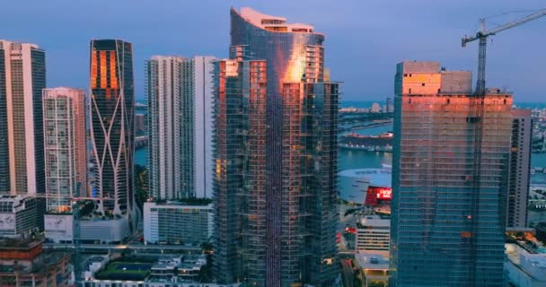 美国佛罗里达州迈阿密 2024年1月5日 晚上空中俯瞰现代摩天大楼 有海港和游轮的海湾 Brickell市中心 — 图库视频影像