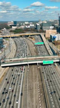 Atlanta 'nın merkezindeki otoyolda trafik çok yoğun. Ulaşım ve banliyö aracı yolda. Yukarıdan aşağıya hava manzaralı. Dikey video.