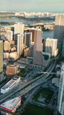 Miami, Florida şehir merkezi. Şehir manzarası şehir havası. Evleri ve arabalı caddeleri görüyorum. Ufukta Miami Plajı var. Dikey video.
