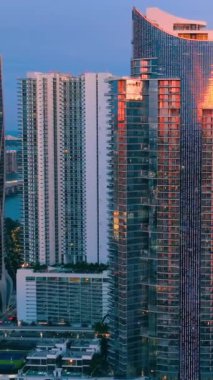 Miami, Florida 'daki modern gökdelen binasının hava manzarası. Brickell şehir merkezi. Dikey video.