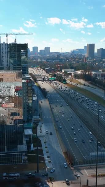 亚特兰大市中心的摩天大楼和高速公路 商务中心 85号州际公路 秋天的风景 Aerial View Atlanta Buckhead 垂直录像 — 图库视频影像