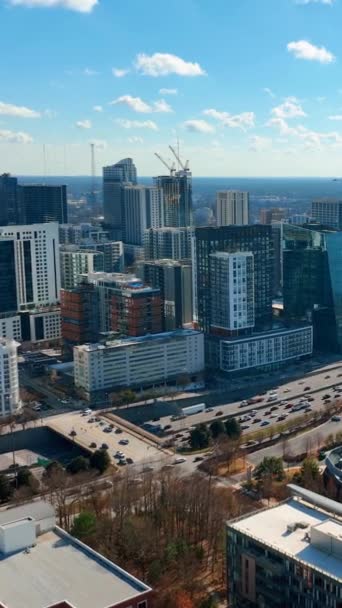 佐治亚州亚特兰大市中心的高塔建筑起重机 85号州际公路商业中心的摩天大楼空中风景 垂直录像 — 图库视频影像