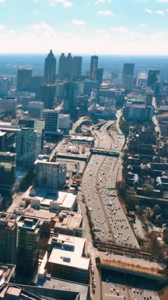 Luchtfoto Van Midtown Het Centrum Van Atlanta Met Wolkenkrabbers Snelweg — Stockvideo