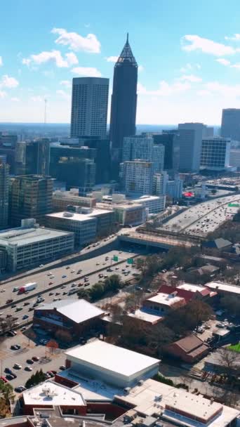 市中心的空中景观 85号州际公路的商业中心大楼 城市交通拥堵 在阳光灿烂的日子里 无人机射中了天际 垂直录像 — 图库视频影像