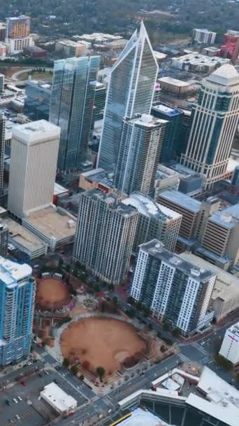空中风景 夏洛特市中心有现代化的摩天大楼 公园和体育场美国北卡罗莱纳州冬季街道垂直录像 — 图库视频影像