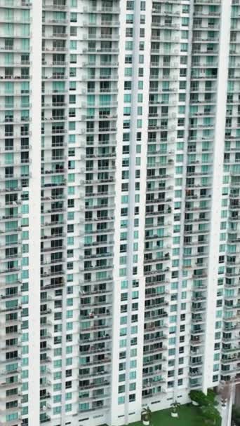 バルコニーと窓付きの高層建物のファサード マイアミ ブリッケルのダウンタウン地区にある高層ビル アメリカン メガポリス バーティカルビデオ — ストック動画