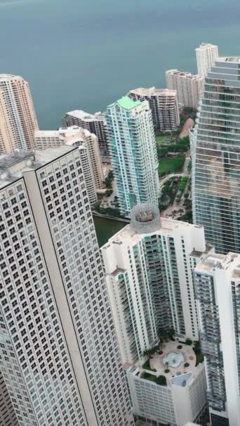 大西洋の湾を見下ろす屋上にモダンな高層ビルのトップビュー マイアミ フロリダのダウンタウン バーティカルビデオ — ストック動画