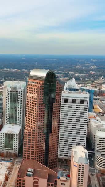 从空中俯瞰北卡罗莱纳州夏洛特市中心的全景 金融区高耸的棕色摩天大楼 垂直录像 — 图库视频影像