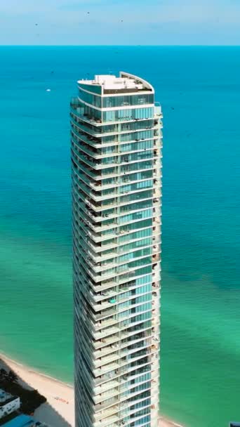 Високі Скляні Будівлі Розкішних Готелів Апартаментами Тлі Атлантичного Океану Пляж — стокове відео