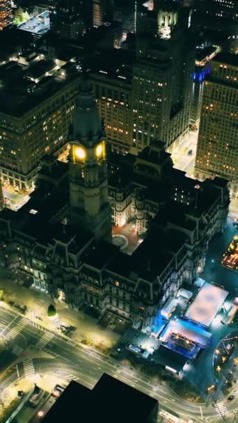 费城市政厅的夜景 广场和摩天大楼 夜光的商业历史中心 冬季风景 垂直录像 — 图库视频影像