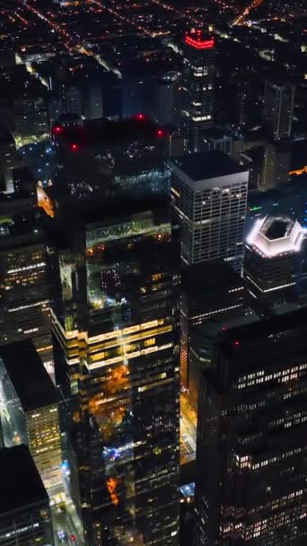 Rascacielos Cristal Alto Con Luces Brillantes Iluminación Nocturna Calles Nocturnas — Vídeo de stock
