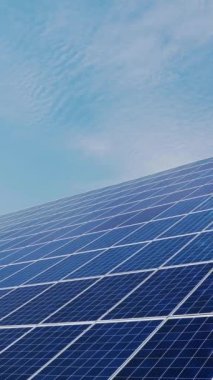 Mavi fotovoltaik güneş panellerinin yüzeyi, temiz ekolojik elektrik üretmek için çatıya monte edildi. Yenilenebilir enerji konsepti üretimi. Dikey video.