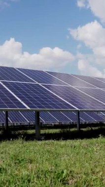 Mavi fotovoltaik güneş panellerinin yüzeyi temiz ekolojik elektrik üretmek için kurulmuştur. Yenilenebilir enerji konsepti üretimi. Dikey video.