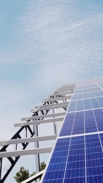 Структура Солнечных Панелей Крыше Дома Против Голубого Неба Облаками Вертикальное — стоковое видео