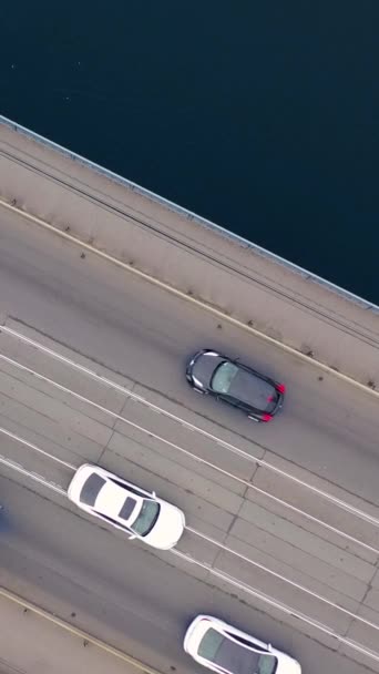 Hava Görüntüsü Nehrin Üzerindeki Köprüde Iki Yönlü Trafik Şehir Trafiğine — Stok video