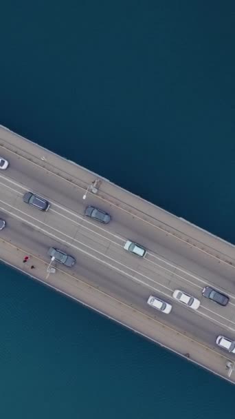 Nehrin Üzerindeki Köprü Köprüde Trafik Var Yukarıdan Bak Hava Görüntüsü — Stok video