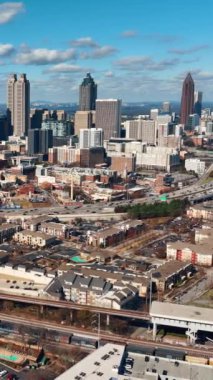 Atlanta şehir merkezindeki Oakland City 'den gökdelenler ve iş merkeziyle panoramik hava manzarası. Trafik ve metro hattıyla kavşaklar. Dikey video.