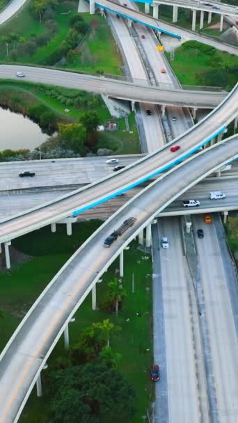Вид Воздуха Вечернее Многоуровневое Соединение Дорог Мостами Пересечение Автомагистралей Майами — стоковое видео