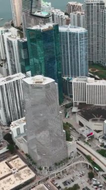 Miami, Florida, ABD - 05 Ocak 2024: Gökdelenleri ve caddeleri olan iş merkezi. Hava görüntüsü. Dikey video.