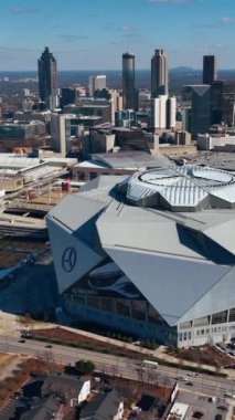 Atlanta, Georgia, ABD - 02 Ocak 2024: Güneşli bir günde şehir merkezinin panoramik manzaralı Mercedes-Benz Stadyumu genel manzarası. Dikey video.