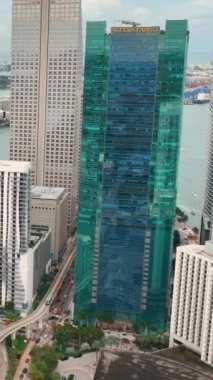 Miami, Florida, ABD - 05 Ocak 2024: Miami Wells Fargo bankasının üst geçidinde insansız hava aracı vuruldu.