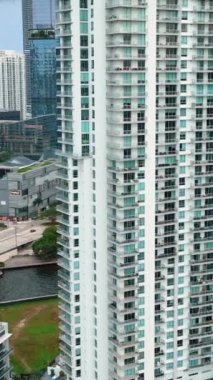 Miami, Florida, ABD - 05 Ocak 2024: Miami Brickell şehir merkezindeki beton ve cam gökdelen binaları. Amerikan megapolis.