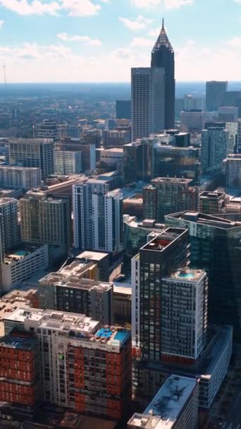 アトランタ ジョージア アメリカ 1月02 2024 ジョージア州アトランタのダウンタウンの空中ビュー 晴れた日の高層ビルや通りに関する一般的な見解 バーティカルビデオ — ストック動画