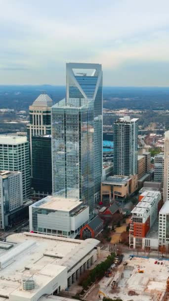 アメリカ合衆国ノースカロライナ州シャーロット 2024年1月2024日 金融街の高層ビルを有する市内中心部の空中パノラマビュー バーティカルビデオ — ストック動画