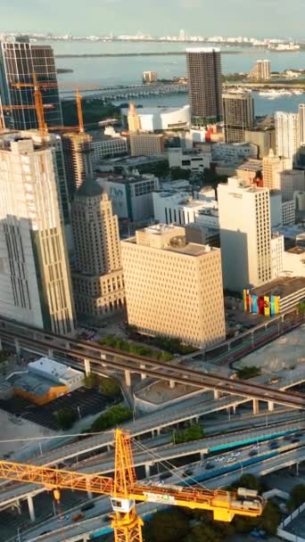 마이애미 플로리다 2024 중심가에 교통과 건물과 기중기를 빌딩의 비디오 — 비디오