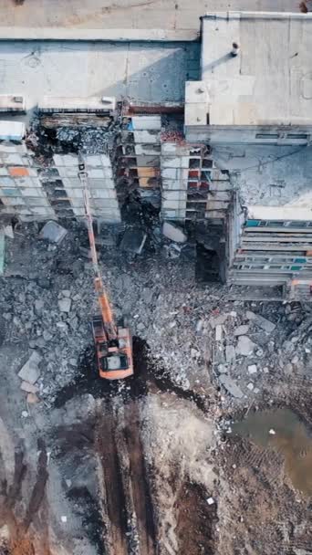 Demolition Excavator Destroys Old Unusable Building Destruction Walls Concrete Blocks — Stock Video