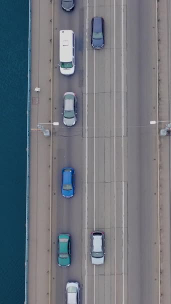 Dopravní Zácpa Autoprovoz Chodci Mostě Přes Řeku Pohled Shora Letecký — Stock video